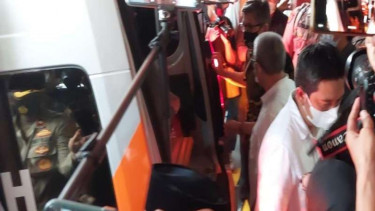 Jenazah eril dimasukkan ke dalam mobil ambulans