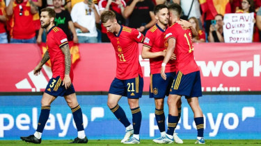 Timnas Spanyol merayakan gol