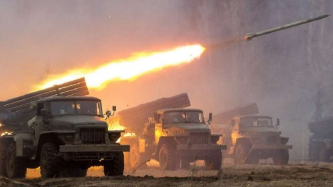 VIVA Militer: Sistem Peluncur Multi Roket (MLRS) BM-21 Grad militer Ukraina