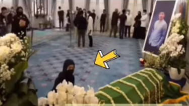 Nabila Ishma Nuhabibah di depan jenazah Emmeril Kahn Mumtadz