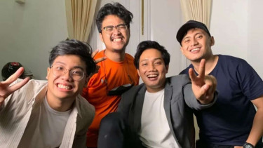 Eril (tengah) bersama temam-temannya