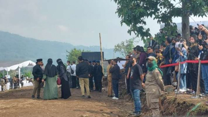 Petugas Satuan Polisi PP berjaga di area permakaman putra sulung Gubernur Jawa Barat M Ridwan Kamil, Emmeril Kahn Mumtadz atau Eril, di Kampung Geger Beas, Desa Cimaung, Kecamatan Cimaung, Kabupaten Bandung, Jawa Barat, Senin, 13 Juni 2022.