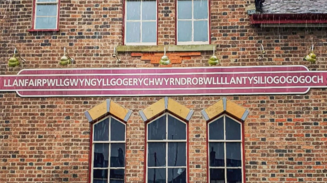 Llanfairpwllgwyngyllgogerychwyrndrobwllllantysiliogogogoch - desa di Wales