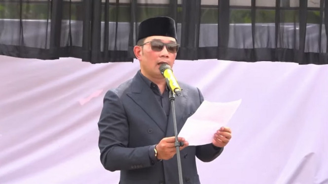 Ridwan Kamil di depan makam Emmeril Kahn Mumtaz atau Eril