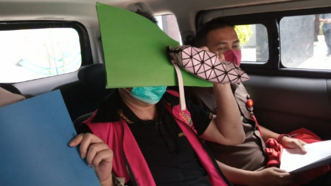 Tersangka DC dan RK saat ditahan Kejari Tanjung Perak Surabaya.   