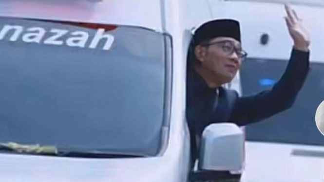 Ridwan Kamil lambaikan tangan kepada masyarakat