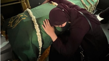 Zara peluk peti jenazah Eril