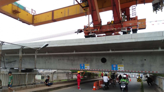 Pemasangan Box Girder PT KCIC di Jembatan Antelope, Curug, Pondok Gede Bekasi.