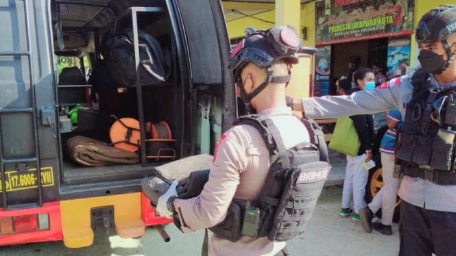 Tim gegana saat mengamankan bom.