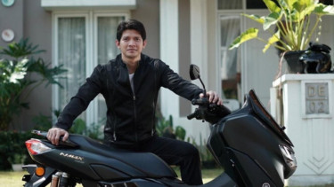 Iko Uwais dengan Yamaha NMAX
