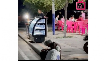 Video viral nenek tua yang hanya tertunduk melihat orang lain makan