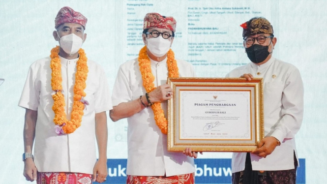 Menkumham Yasonna H. Laoly serahkan dua surat pencatatan KIK untuk Bali