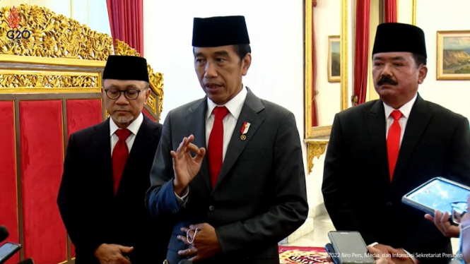 Presiden Jokowi bersama Mendag Zulkifli Hasan dan Menteri ATR Hadi Tjahjanto.