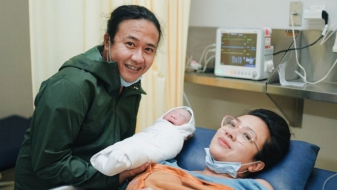 Pasangan Ariel Nidji dan Dea Ananda dikaruniai buah hati