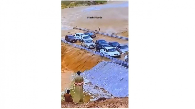 Viral, Air Sungai Meluap Pria Malah Santai Asik Merekam