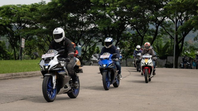 Mengendarai Yamaha R15