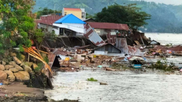 Bangunan rumah warga yang amblas akibat fenomena abrasi