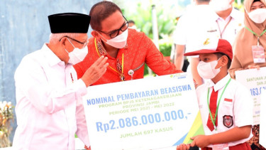 Wapres serahkan beasiswa BPJS Ketenagakerjaan di Jambi