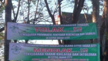 Spanduk berisi penolakan terhadap Ustaz Abdul Somad (UAS).