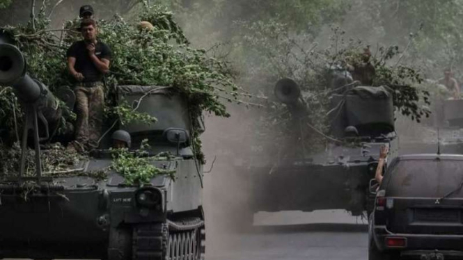 Prajurit Ukraina mengendarai howitzer self-propelled M109 155 mm Amerika