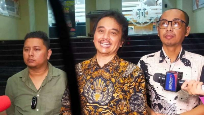 Roy Suryo (tengah)