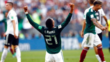 Pemain Meksiko Edson Alvarez rayakan kemenangan atas Jerman di Piala Dunia 2018