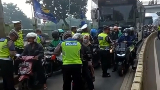 Pemotor ditilang polisi
