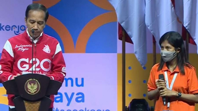 Presiden Jokowi dan peserta kartu prakerja.