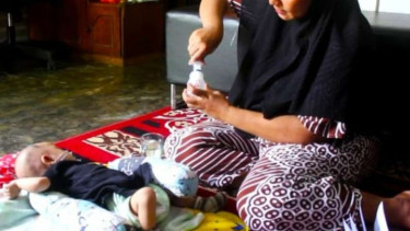 Muhammad Farhan bayi mengalami kelainan jantung bocor.