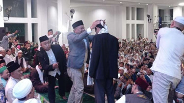 Ustaz Abdul Somad (UAS) dipakaikan iket sunda 