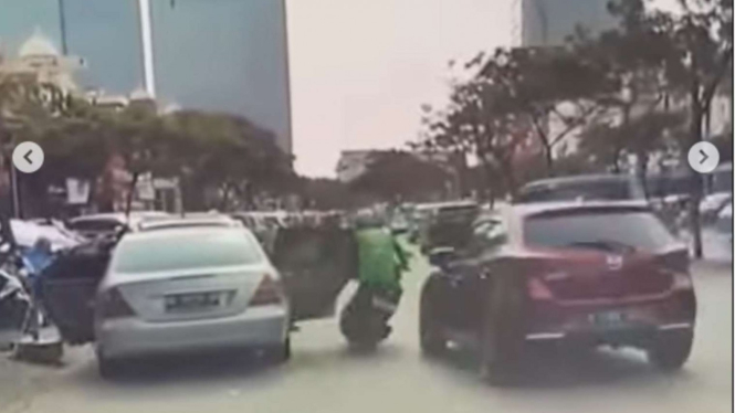 Viral ojol menabrak pintu mobil