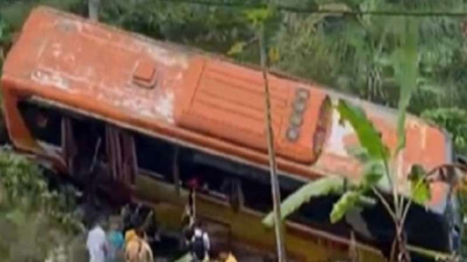 Bus pariwisata kecelakaan di Bali