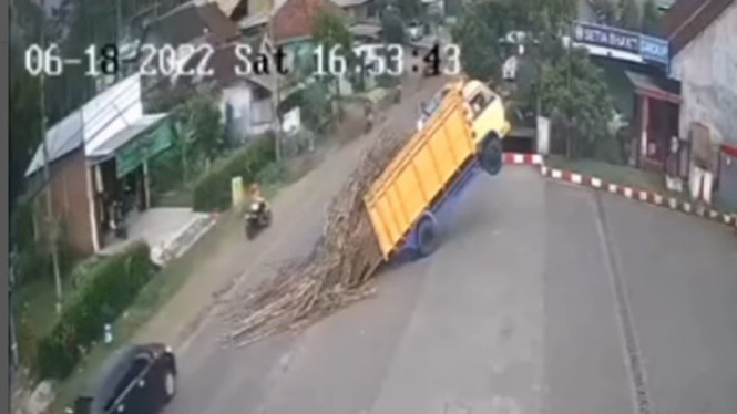 Viral Kepala Truk Terangkat saat Masuk SPBU 