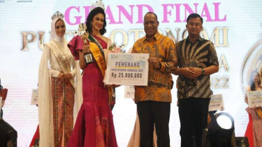 Wakil Menteri Dalam Negeri, John Wempi Wetipo di acara Putri Otonomi Indonesia