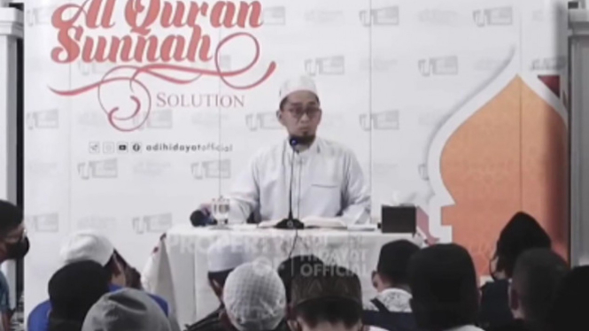 Ustaz Adi Hidayat (UAH) saat caramah di depan jemaahnya
