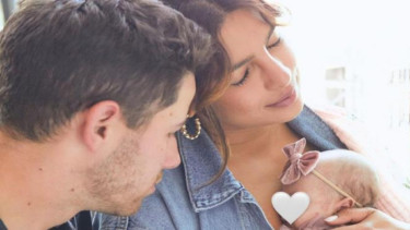 Priyanka Chopra Beri Hadiah Sepatu Kembar untuk Nick Jonas dan Putrinya