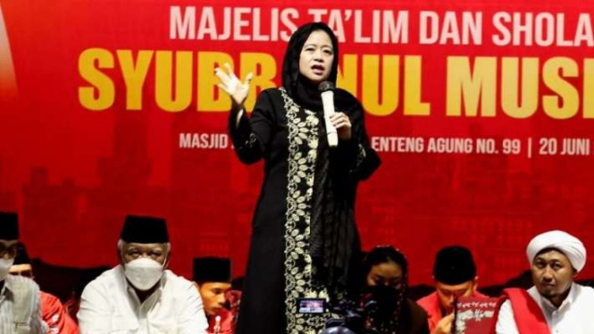 Ketua DPP PDIP yang juga Ketua DPR RI Puan Maharani saat berpidato pada Tahlil dan Gema Sholawat Cinta Tanah Air, Haul Bung Karno ke 52 di Masjid At-Taufiq, Sekolah Partai PDIP, Lenteng Agung, Jakarta Selatan, Senin malam, 20 Juni 2022.