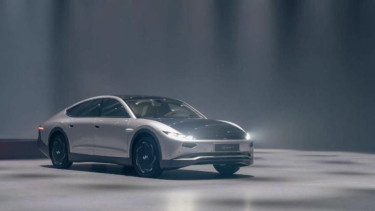 Mobil menggunakan tenaga surya