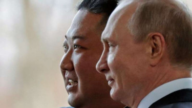 Kim Jong-un dan Vladimir Putin saat bertemu di Vladivostok. 
