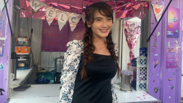 Revi Mariska.