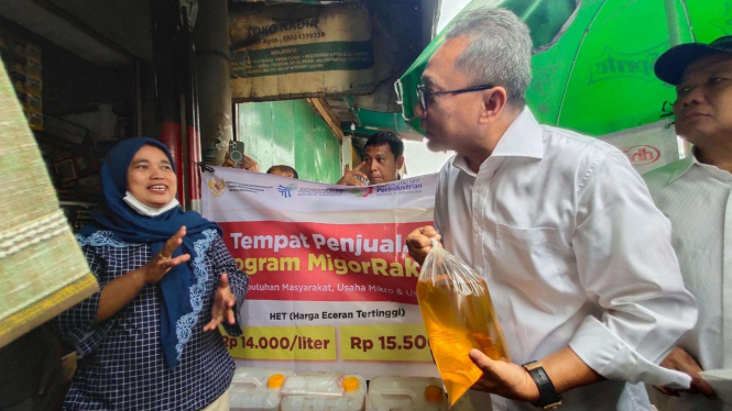 Mendag Zulhas Cek Harga Minyak Goreng Curah di Pasar Klender SS.