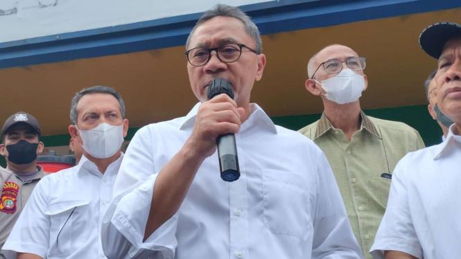 Menteri Perdagangan, Zulkifli Hasan di warung pangan.