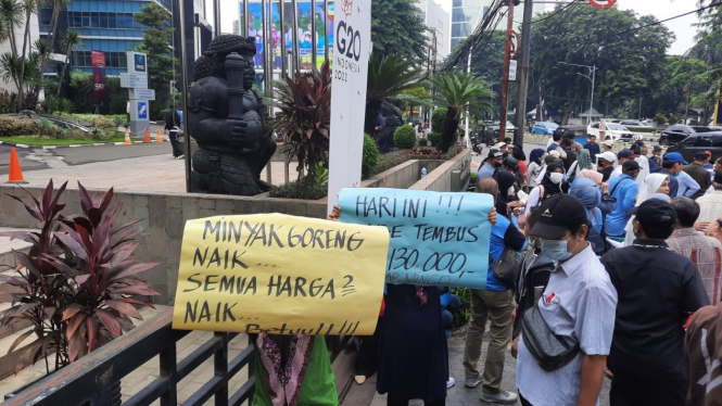 Demo kenaikan harga pangan di kantor Kemendag.