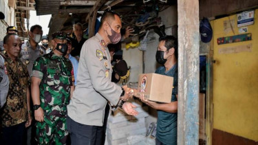 Polri memberikan bantuan sosial ke buruh cuci