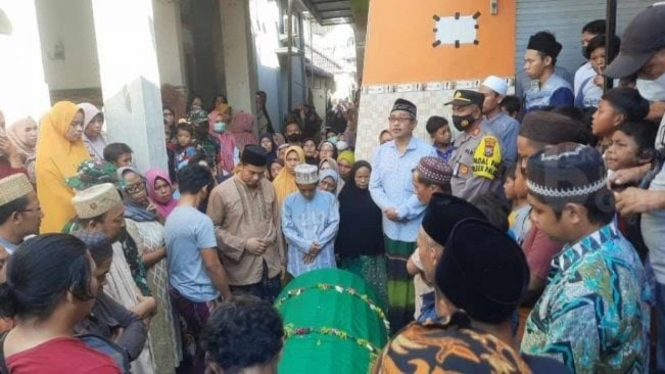 Buya Arrazy Hasyim saat mengantarkan jenazah putranya yang meninggal dunia