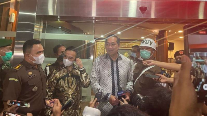 Mantan Menteri Perdagangan, Muhammad Lutfi, usai pemeriksaan di Kejagung.