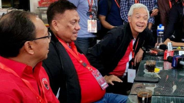 Gubernur Jawa Tengah Ganjar Pranowo (paling kanan) saat berbincang dengan Bendahara Umum PDIP sekaligus Gubernur Sulawesi Utara Olly Dondokambey dan Gubernur Bali Wayan Koster di sela-sela Rakernas PDIP di Jakarta, Rabu, 22 Juni 2022.