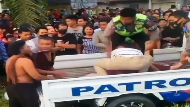 Evakuasi korban lakalantas maut di Serdang Bedagai.