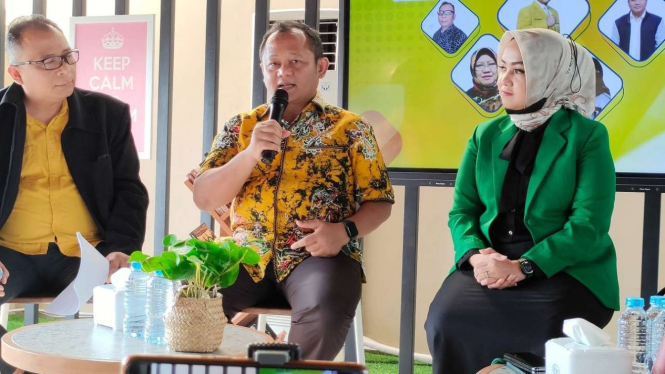 Ketua Partai Golkar Jawa Timur Muhammad Sarmuji (tengah)
