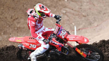 Pembalap tim HRC asal Slovenia Tim Gajser memacu motornya di MXGP Samota